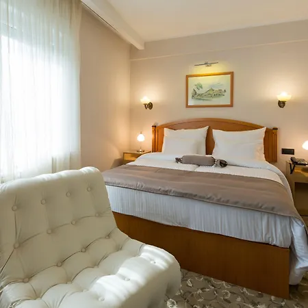 Sterling Garni Hotel 4*