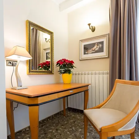 Sterling Garni Hotel 4*