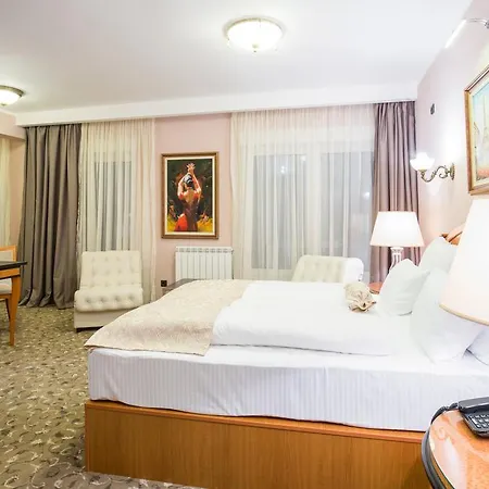 Sterling Garni Hotel 4*