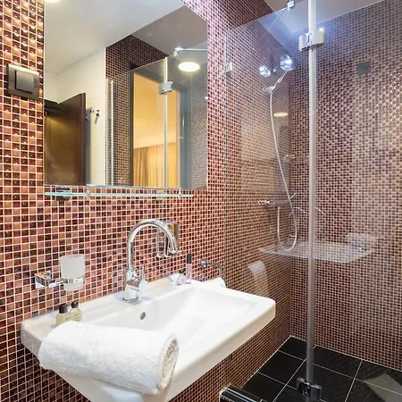 Sterling Garni Hotel 4*