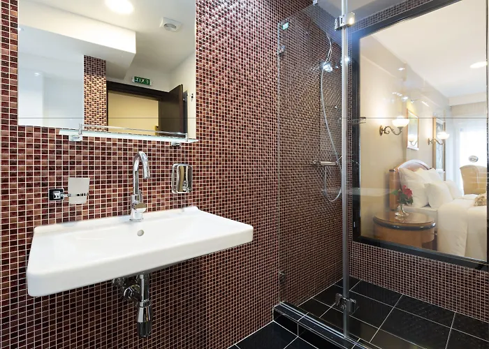 Sterling Garni Hotel 4*